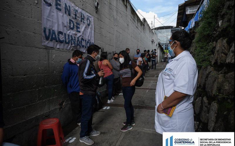 Comerciantes hacen fila para la primera dosis de vacuna. 