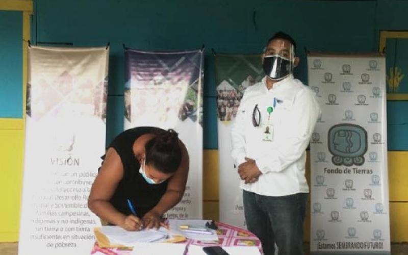 Familias de la comunidad Ixmucané firman resolución 