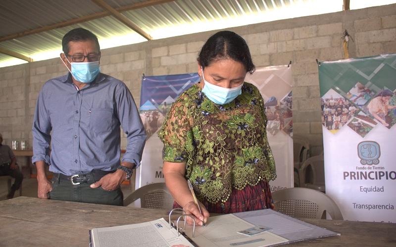 Beneficiarios firman Escritura Pública 