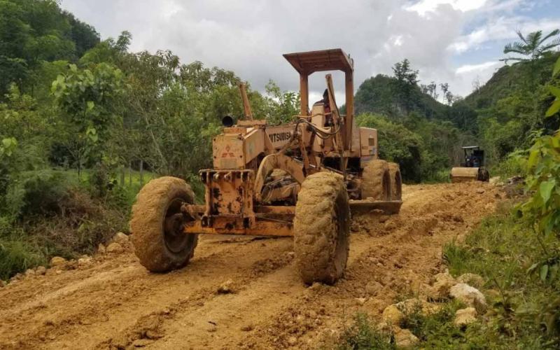  En dos comunidades de San Luis se llevan a cabo labores para mejorar las vías de acceso en el municipio