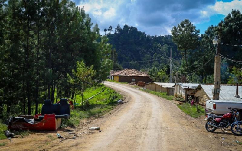 Representantes de varias comunidades de la cabecera departamental de Totonicapán recibieron los trabajos de 40 kilómetros de mantenimiento, balastado y conformación a las carreteras internas realizadas por la Unidad de Convoyes Regionales