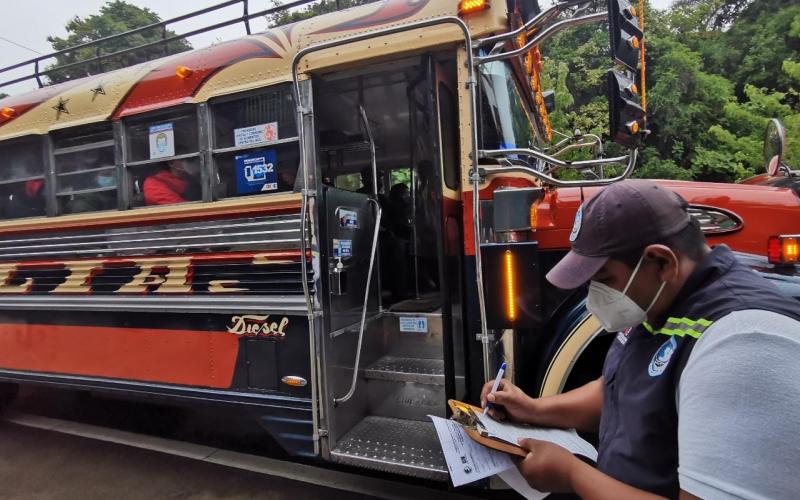 Tres unidades del transporte extraurbano son sancionados por sobrecarga. 