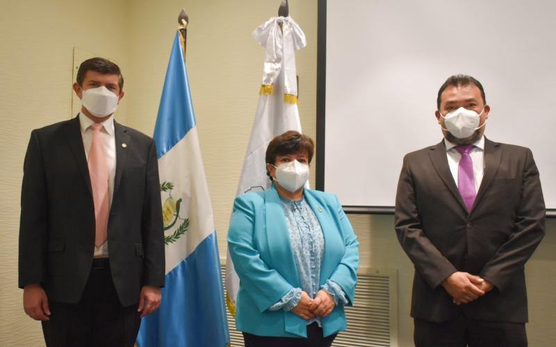 Autoridades del IGM y Ministerio de Educación