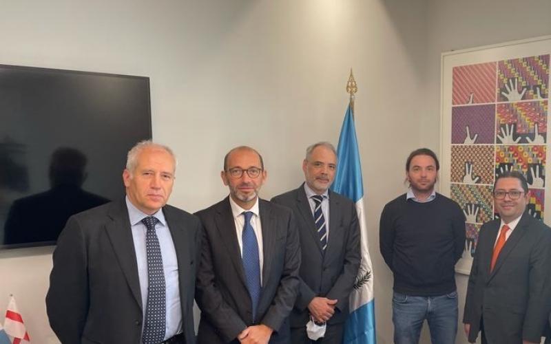 De izquierda a derecha se observa a Roberto Sterza, gerente de ventas de Passion 4 Mobility (P4M); Enrico Calabretta, Consul de Guatemala en Milano; Luis Carranza, Embajador de Guatemala en Italia; Lorenzo Datei, de Packint Chocolate Machines y Sigfrido Lee, Viceministro de Desarrollo de la MIPYME.