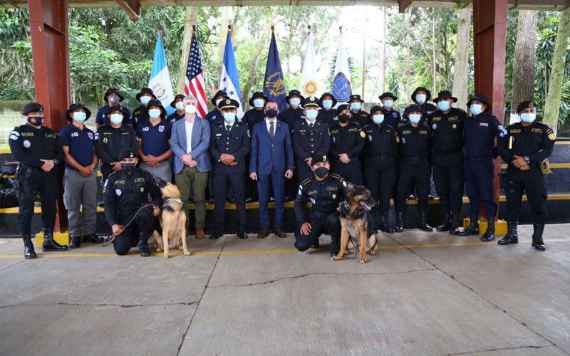 Inauguran primer curso nacional e internacional de guías caninos