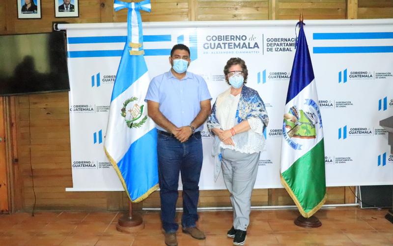 Secretaria Presidencial de la Mujer, Ana Leticia Aguilar Theissen, junto al Gobernador Departamental de Izabal, Héctor Eduardo Morales Alarcón.