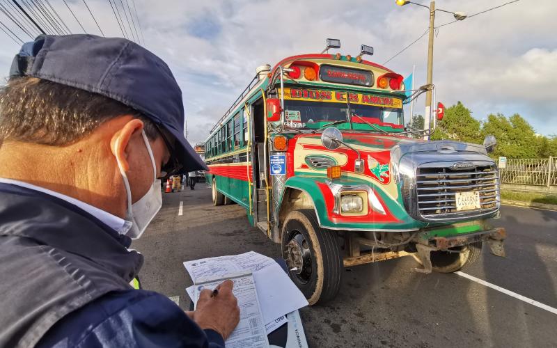 Inspectores sancionan a ocho autobuses por sobrecarga de pasajeros 