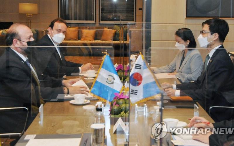 La foto, proporcionada por el Ministerio de Comercio, Industria y Energía de Corea del Sur, muestra a su jefe negociador de comercio, Yeo Han-koo (primero por la dcha.), durante una reunión con el ministro de Economía de Guatemala, Antonio Malouf (primero por la izda.)