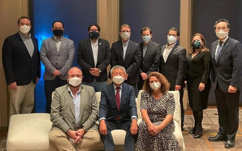 El Ministerio de Economía, Antonio Malouf (sentado, extremo izquierdo), preside la misión comercial.