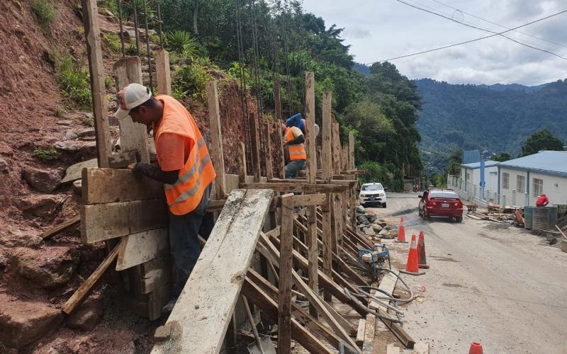 Personal colocó defensa metálica