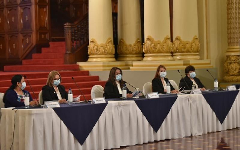 conferencia de prensa Mineduc