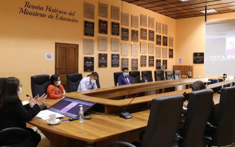 Ministra Claudia Ruíz inaugura Programa de Becas para beneficio de estudiantes graduandos de Antigua Guatemala