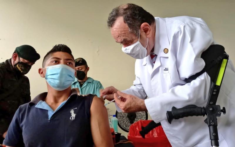 Puesto de vacunación apoyado por el Ejército de Guatemala en San Miguel Petapa es supervisado por el Señor Presidente de la república