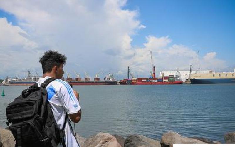 Uno de los 18 jóvenes beneficiados observa la inmensidad del océano