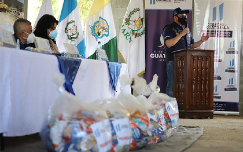Entrega de alimentos por la recolección de plásticos en San Antonio La Paz.