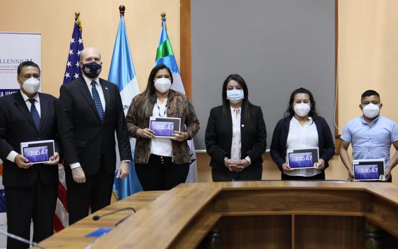 MINEDUC y MCC entregan tablets a docentes de nivel medio