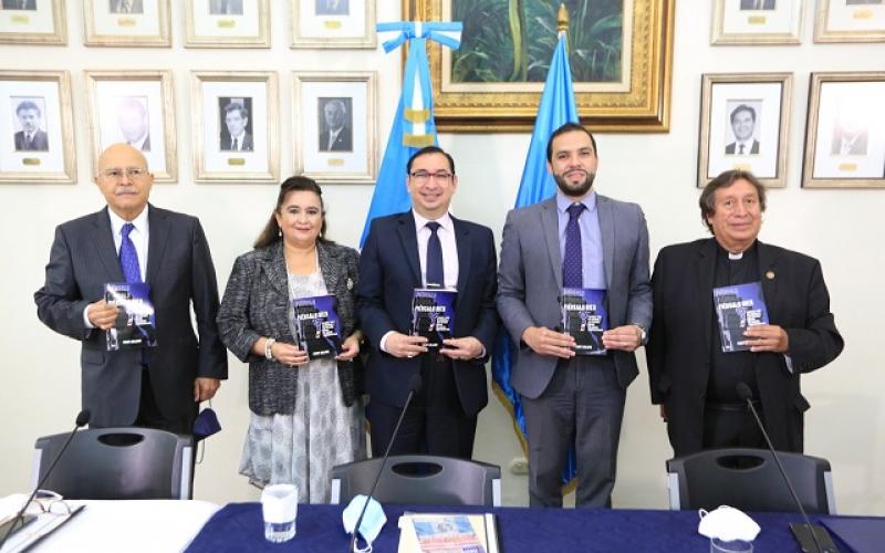 Presentación de libro de Fredy Gularte en el Minex