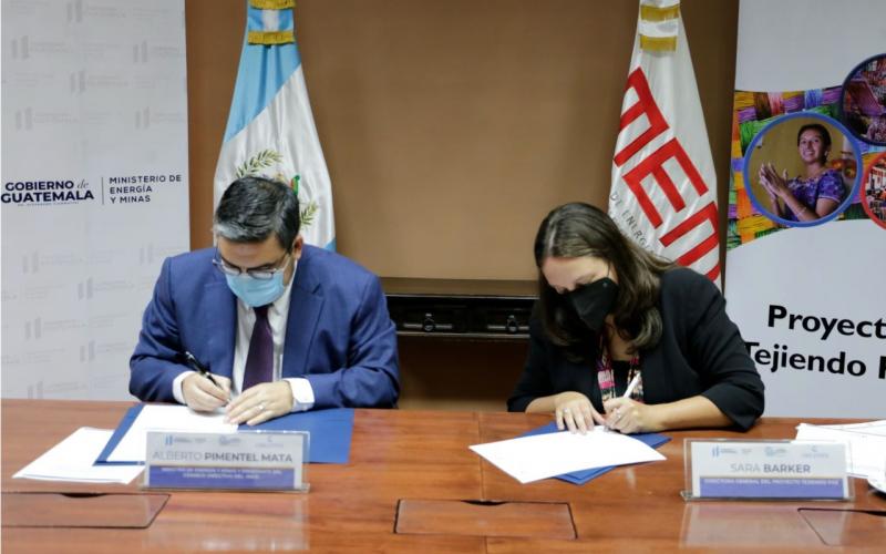 El Ministro de Energía y Minas Alberto Pimentel Mata firmó dos memorandos de entendimiento. 