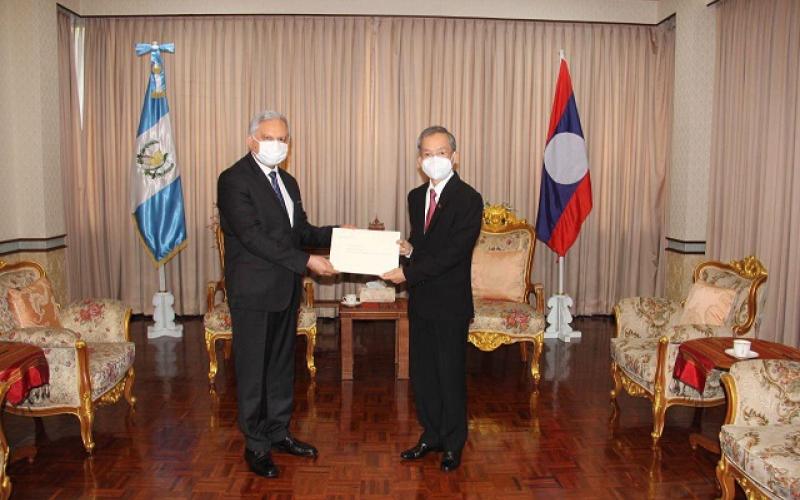 Pedro Brolo presenta cartas credenciales en Laos