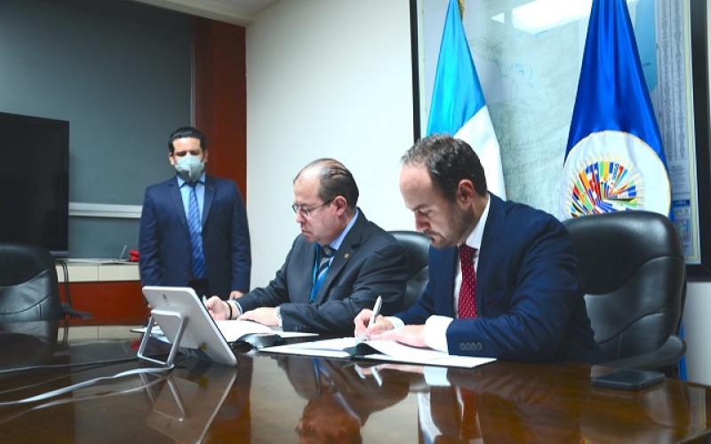 Pedro Brolo firma acuerdo para celebración de Asamblea General de la OEA