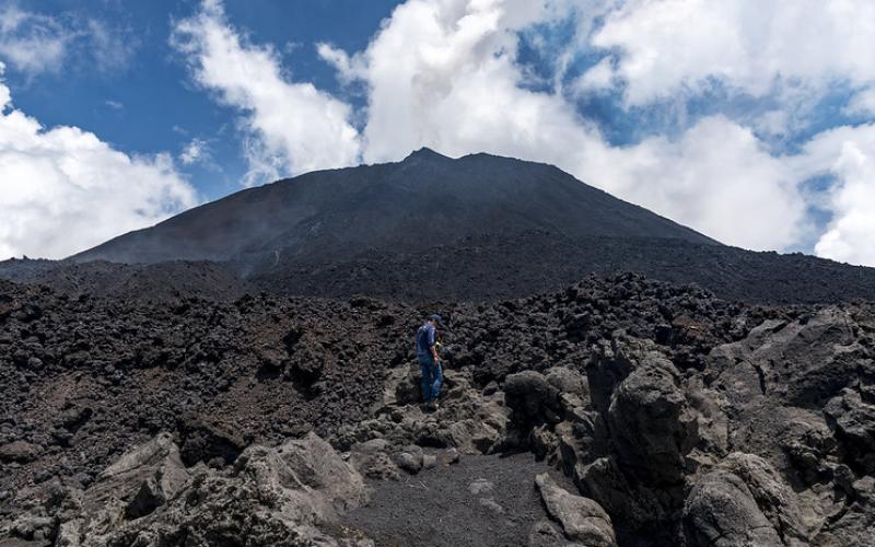 Vista al volcán de Pacaya. Foto de archivo.