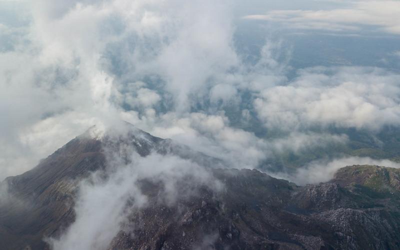 Vista al volcán Santiaguito. Foto de archivo.