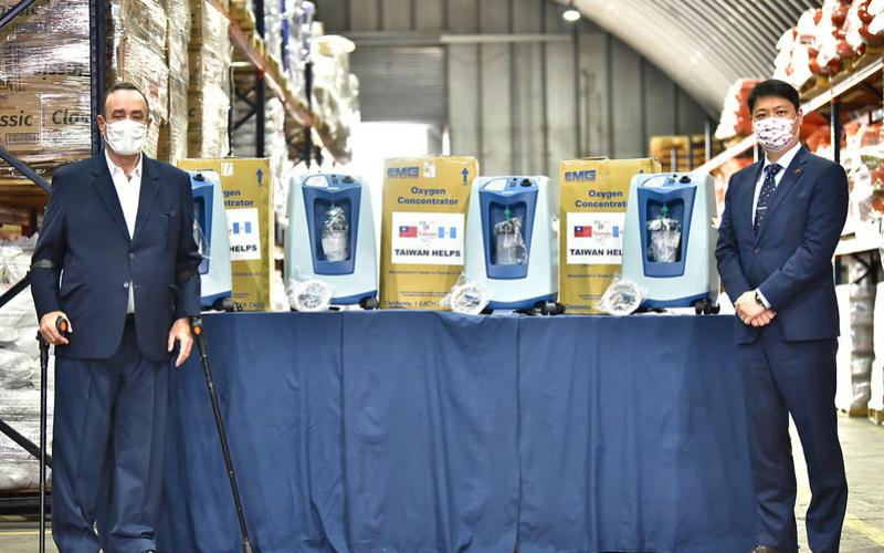 Presidente Alejandro Giammattei recibe concentradores de oxígeno