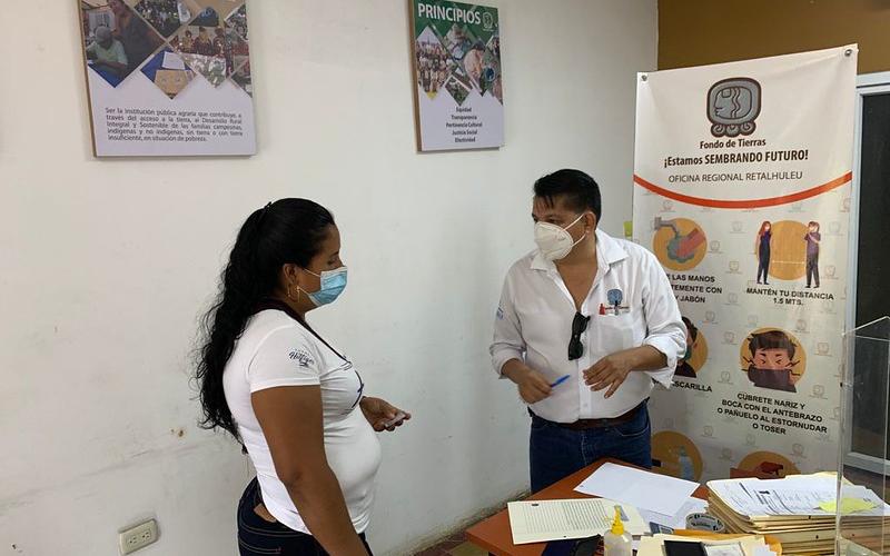 Familias firman Escrituras