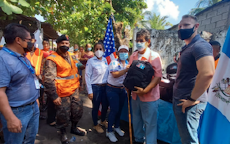 Ejército de Guatemala apoya entrega de donación de kits de higiene y limpieza en San José, Escuintla