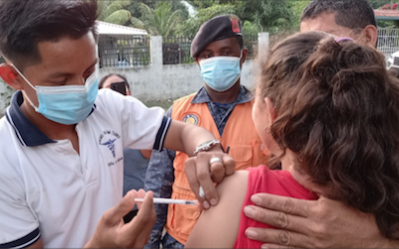 Ejército de Guatemala concientiza y aplica 140 vacunas contra el Coronavirus, COVID-19 a la población de El Estor, Izabal