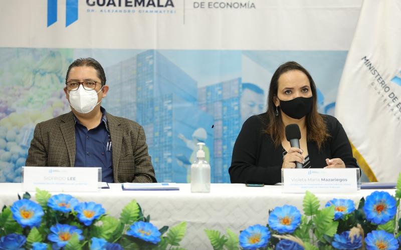 De Izq. a Der. se observa al Viceministro de Desarrollo de la Mipyme, Sigfrido Lee y la Viceministra de Transparencia Fiscal y Adquisiciones del Estado, del Ministerio de Finanzas Públicas, Violeta Mazariegos, durante el lanzamiento de los directorios comerciales.