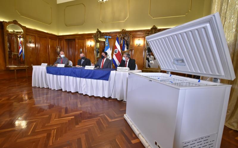 Gobierno recibió donación de congeladores para vacunas contra COVID-19