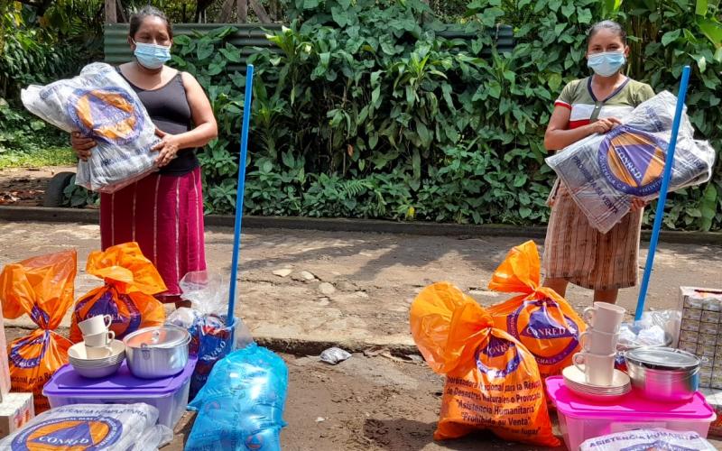 Entrega de ayuda humanitaria a personas afectadas por fuertes vientos registrados en el departamento de Suchitepéquez.