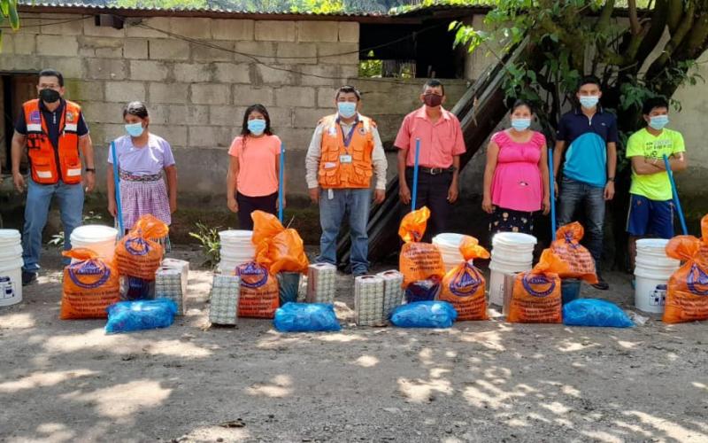 Entrega de ayuda humanitaria a familias afectadas por inundaciones en el caserío Labor La Cuchilla, Río Bravo, Suchitepéquez.