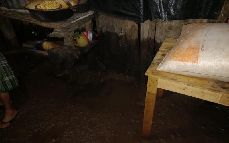 Inundación en vivienda por fuertes lluvias registradas en el departamento de Petén.