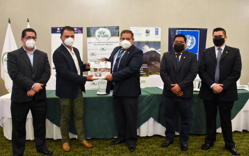 Representantes del INAB y PNUD entrega oficial de módulos de exentos. 