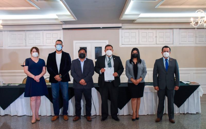 Representantes del INAB, USAC, URL, Universidad Rural y EFA