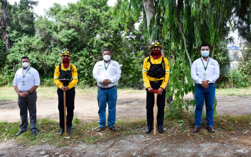 Autoridades y Bomberos Forestales del Instituto Nacional de Bosques 