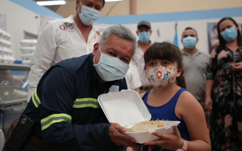 Ministro de Desarrollo Social y usuaria de Comedor Social en San José del Golfo