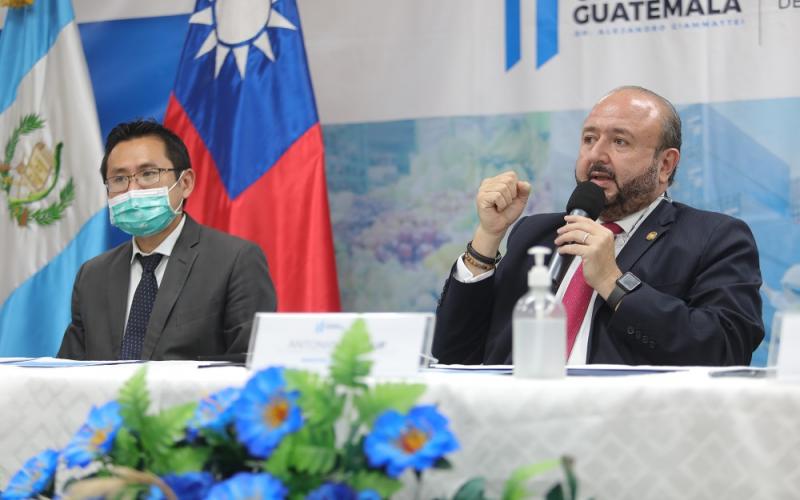 De Izq. a Der. se observa a Pablo Hunj, Director de la Misión de Taiwán en Guatemala y Antonio Malouf, Ministro de Economía.