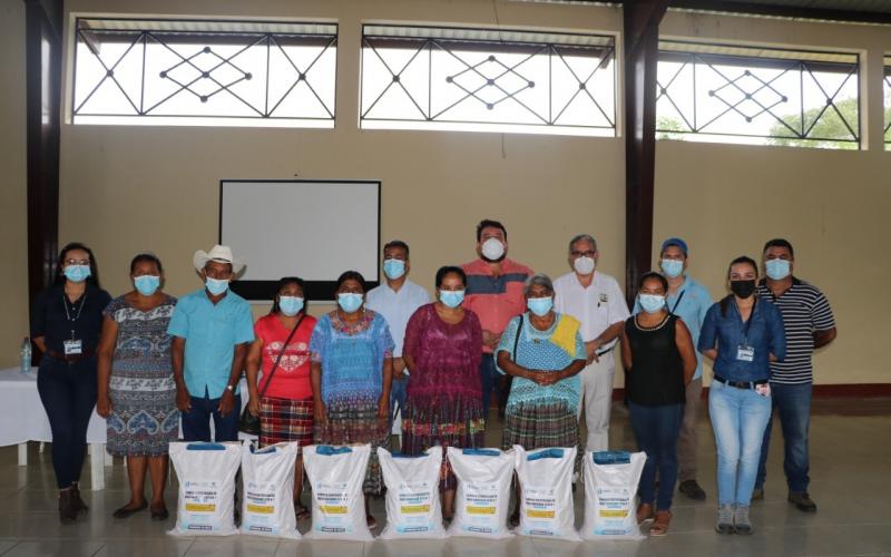 MAGA entrega semilla mejorada a agricultores de nueve departamentos
