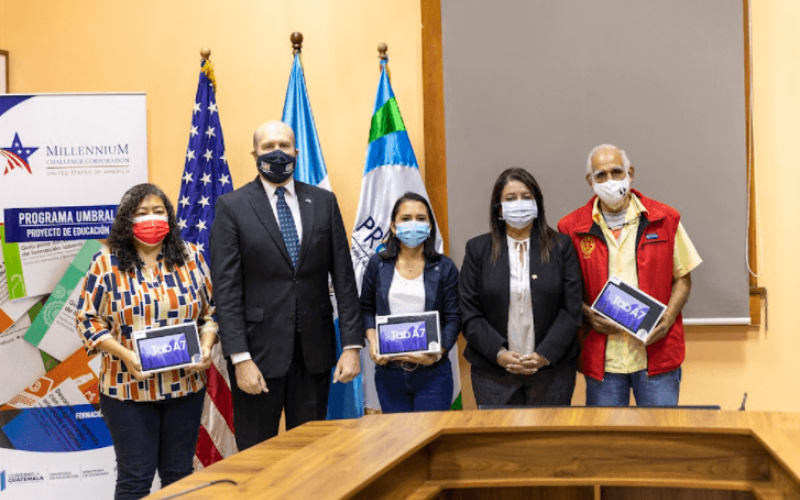 Entrega de Tabletas electrónicas por parte del Programa Umbral de MCC, Ejecutado por PRONACOM, a Ministra de Educación para fortalecimiento de capacidades de docentes.