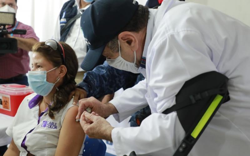 Presidente Alejandro Giammattei supervisa vacunación