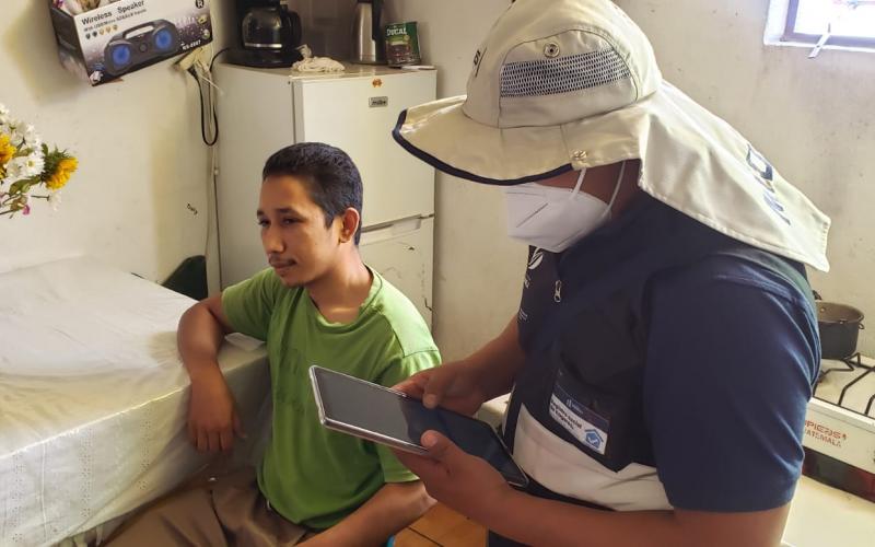 Personal de Mides recolectando información de hogar en Santa Cruz La Laguna, Sololá