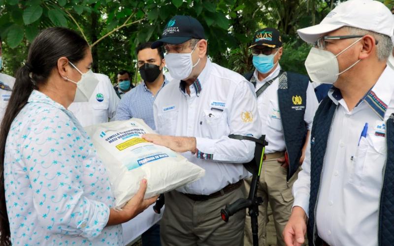 Presidente Alejandro Giammattei entrega semilla