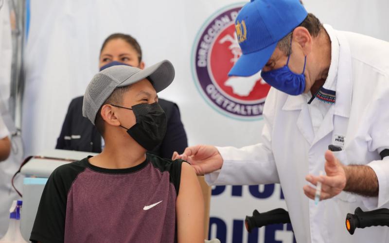 Presidente Alejandro Giammattei supervisa vacuna