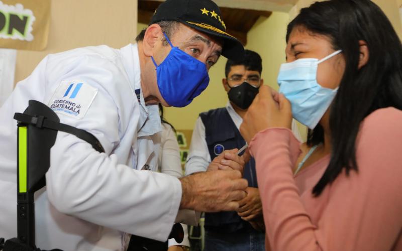 Presidente Alejandra Giammattei supervisa vacunación