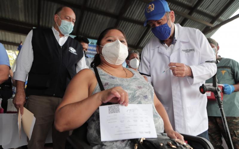 Presidente vacuna en Zacapa