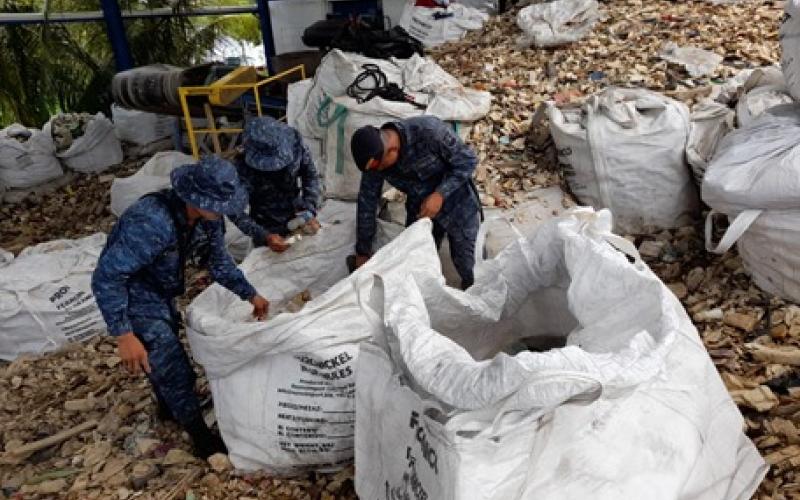 Ejército de Guatemala apoya  limpieza de desechos sólidos en desembocadura del río Motagua