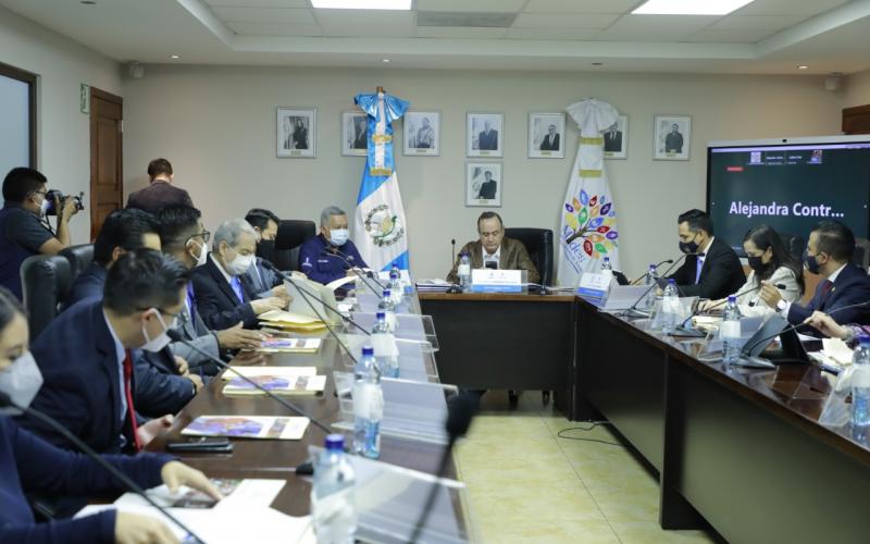 Presidente Alejandro Giammattei sostiene reunión con funcionarios de Mides